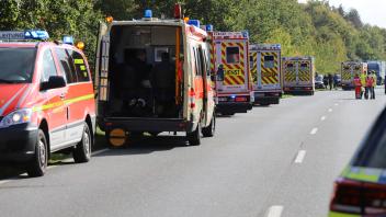 Schwerer Unfall bei Pinneberg: Ein Großaufgebot an Rettungskräften war wegen des Unfalls auf der LSE im Einsatz.