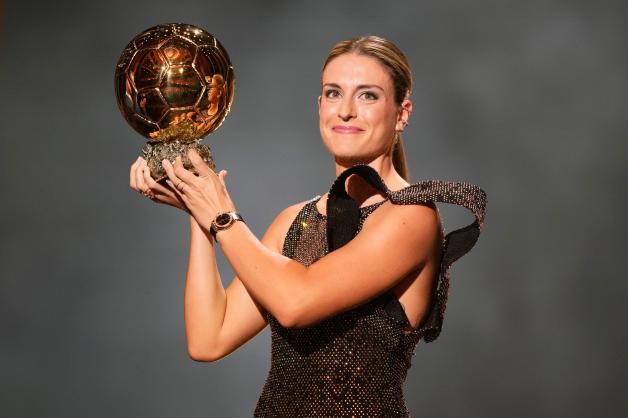 Alexia Putellas vom FC Barcelona erhält den Goldenen Ball als beste Fußballerin.