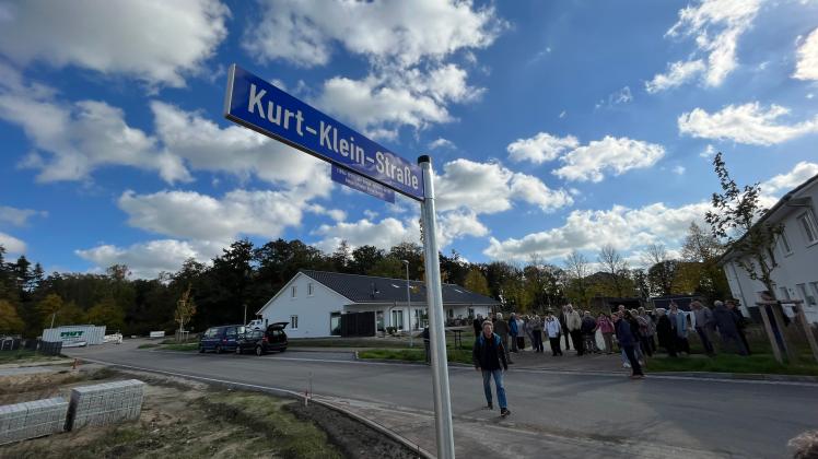 Ein Unikum in Mecklenburg-Vorpommern. Mit Kurt Klein ist nun der erste Zeuge Jehovas im Bundesland mit der Ehrung durch einen Straßennamen versehen worden.