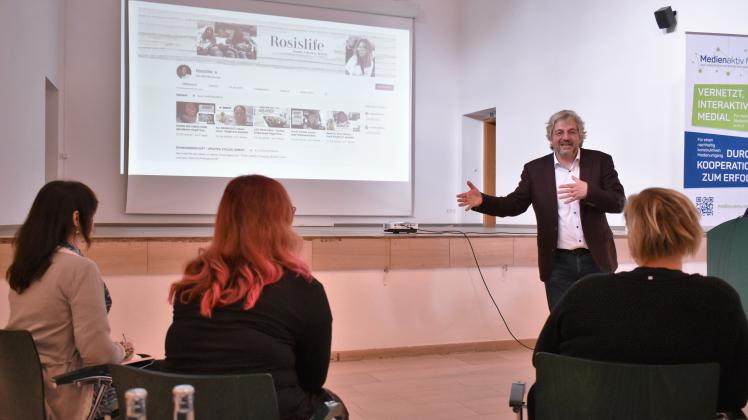 Roland Rosenstock von der Universität Greifswald erklärte den Teilnehmer das Phänomen von Kinder-Influencern in den sozialen Netzwerken und dessen Risiken.