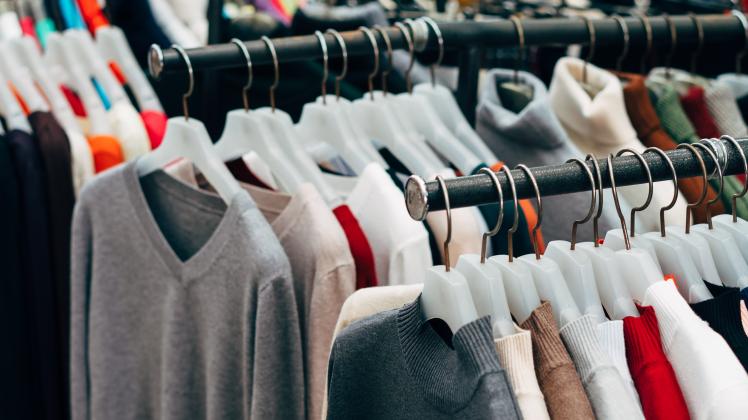 Angesichts steigender Preise müssen viele den Gürtel enger schnallen. Günstig einkaufen kann man im mittleren Emsland in vielen Kleiderkammern, Secondhand-Läden und Sozialen Kaufhäusern. 