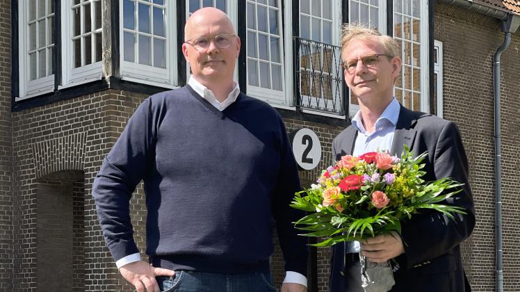 Thomas Hoffmann (links), Geschäftsführer der Asklepios Westklinikum Hamburg GmbH, überreichte Dr. Matthias Görnig zum Einstand als neuer Chefarzt der Abteilung für Geriatrie Blumen und wünschte viel Erfolg. 
