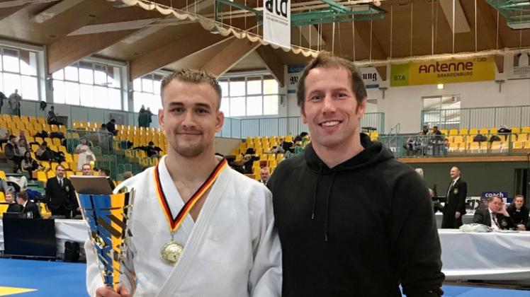 Finn Luka Reddig (links) und sein Trainer Teja Ahlmeyer von den Judo Crocodiles.