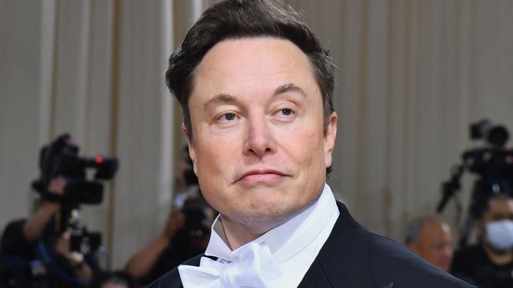 (FILES) In this file photo taken on May 02, 2022, Elon Musk arrives for the 2022 Met Gala at the Metropolitan Museum of Art in New York. - Musk on October 15, 2022 announced that his company would continue to pay for Starlink satellite internet in war-torn Ukraine, a day after suggesting he cannot keep funding the project. (Photo by Angela Weiss / AFP)
