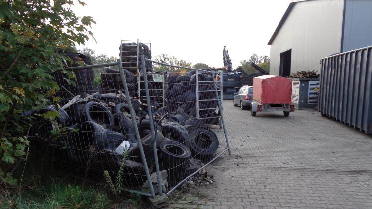 Noch immer stapeln sich große Mengen alter Reifen bei einem Betrieb in der Zeissstraße in Wietmarschen-Lohne.