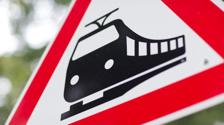 Drei Tote bei Zusammenstoß von Auto mit Nordwestbahn