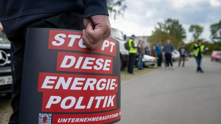 Die Energiepolitik des Bundes war erneut Thema  landesweiter Proteste in MV.  In acht Städten, u.a.  in Schwerin, gab es einen Autokorso. In Schwerin zählte die Polizei rund 100 Fahrzeuge, mehrheitlich  von Unternehmen, die mit Unterstützung der Polizei durch Schwerin eskortiert wurden. Teilweise kam es zu Verkehrsbehinderungen in und um Schwerin. 13.10.2022 Foto Volker Bohlmann