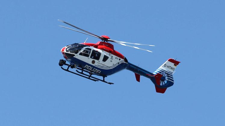 Ein Hubschrauber der Hamburger Polizei kreist am Dienstagmittag über der Binnenalster. Altstadt Hamburg *** A helicopter