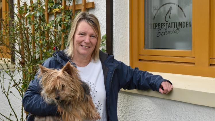 Tierbestatterin Maren Schmidt genießt die verbliebene Zeit, die sie noch mit ihrem 16-jährigen Yorkshire Terrier Lenny hat. 