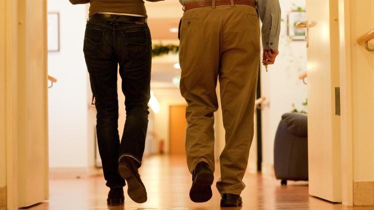 ARCHIV - Zum Themendienst-Bericht vom 29. August 2022: Pflegekräfte sollen besser entlohnt werden: In der Folge kommen auf viele Pflegebedürftige oder deren Angehörige Preissteigerungen zu. Foto: Klaus-Dietmar Gabbert/dpa-tmn - Honorarfrei nur für Bezieher