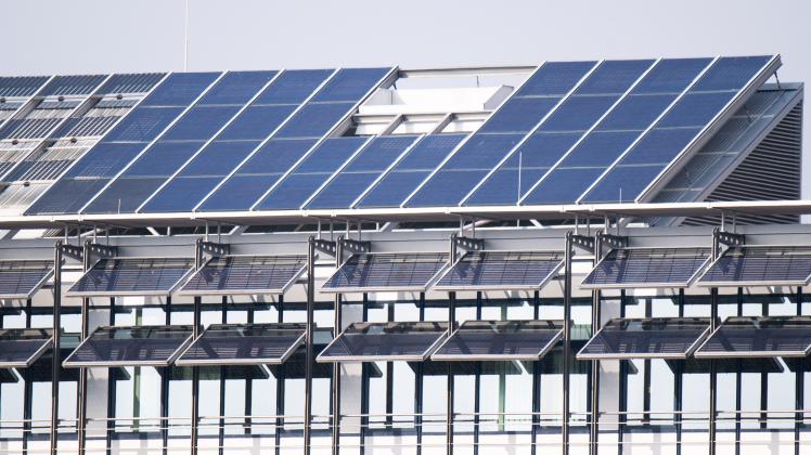 Betriebe sollen Solarstrom auf Dächern erzeugen