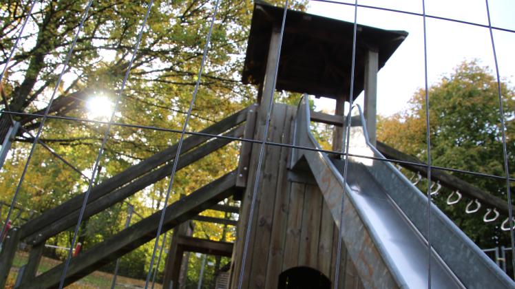 Wegen Baumängeln abgesperrtes Klettergerüst auf dem Spielplatz an der Straße Im Spell in Georgsmarienhütte, 19.10.2022