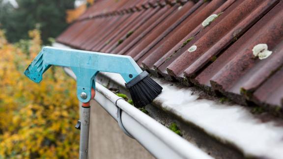 <p>ILLUSTRATION - An die Regenrinne kommt man oftmals besser mit einer Teleskopstange heran. Foto: Silvia Marks/dpa-tmn</p> Regenrinne reinigen
