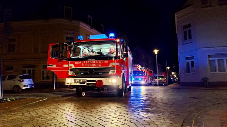 Die Feuerwehr fuhr mit Blaulicht in der Burgstraße in Flensburg vor.