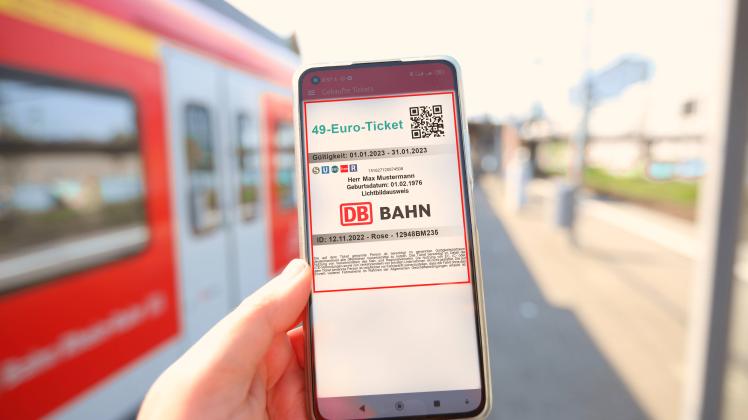 Bundesweites 49-Euro-Ticket soll kommen PHOTOMONTAGE: 49-Euro-Ticket auf einem Smartphone-Bildschirm am 15.10.2022 in D