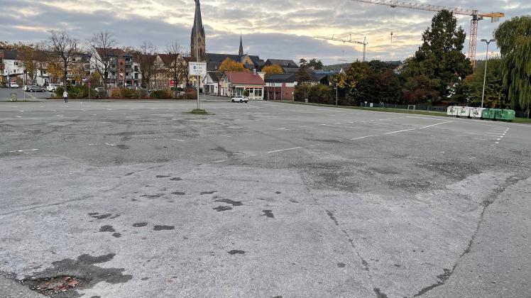 In keinem guten Zustand: die Parkfläche zwischen Georg-Elser-Straße und Graf-Stauffenberg im Oeseder Zentrum. Ab Montag, 24. Oktober, beginnen dort die Sanierungsarbeiten.