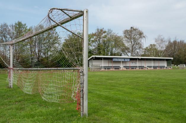 Geht es auf dem Platz zu rau zu, kann ein Fußballspiel abgebrochen werden. Dann bleibt der Rasen leer. Geht es auf dem Platz zu rau zu, kann ein Fußballspiel abgebrochen werden. Dann bleibt der Rasen leer.