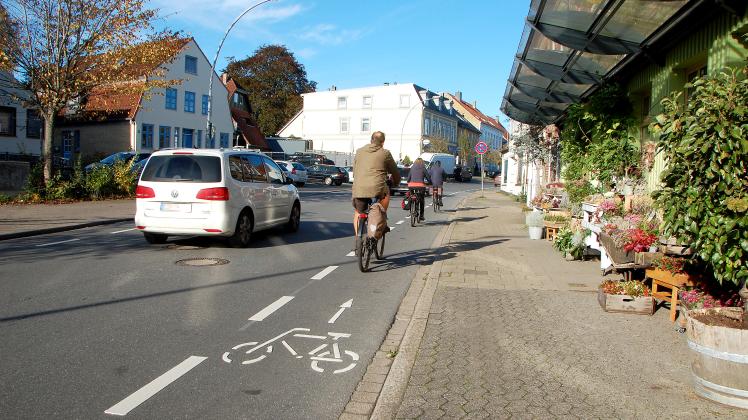 Der neue Fahrradschutzstreifen in der Busdorfer Straße in Schleswig ist nicht bei allen beliebt.