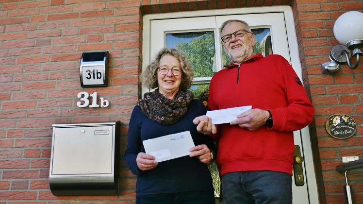 Die Pinneberger Nachbarn Klaus-Dieter Bink und Angela Bree aus dem Kirchhofsweg bekommen derzeit je einmal wöchentlich Post. Sie sind verärgert. Ihre Briefe, die sie in den Händen halten, waren Kreisintern je eine Woche unterwegs. 