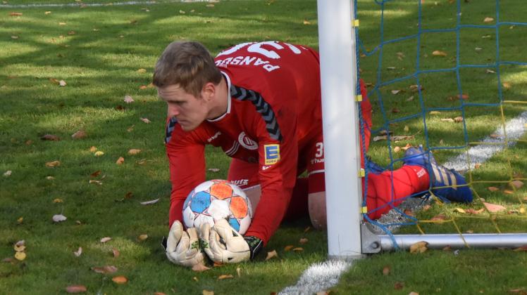 An Torwart Patrick Raube lag es nicht, dass der TSV Pansdorf beim Vorjahresmeister SV Todesfelde mit 0:5 Toren untergegangen ist.