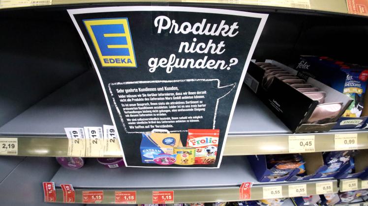 Vor den leeren Regalen informiert Mechthild Möllenkamp in ihren Edeka-Märkten in Osnabrück ihre Kundschaft darüber, dass die Fächer nicht aufgefüllt werden, weil der Lebensmittelkonzern Mars die Preise drastisch erhöht hat. Nicht nur Edeka boykottiert die Produkte des Konzerns.
