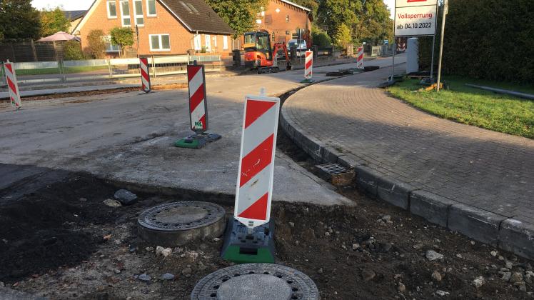 Die Störstraße in Padenstedt ist noch gesperrt. Im Zuge der Bauarbeiten ist der Fahrbahnteiler an der Einmüdung zurückgebaut worden. 
