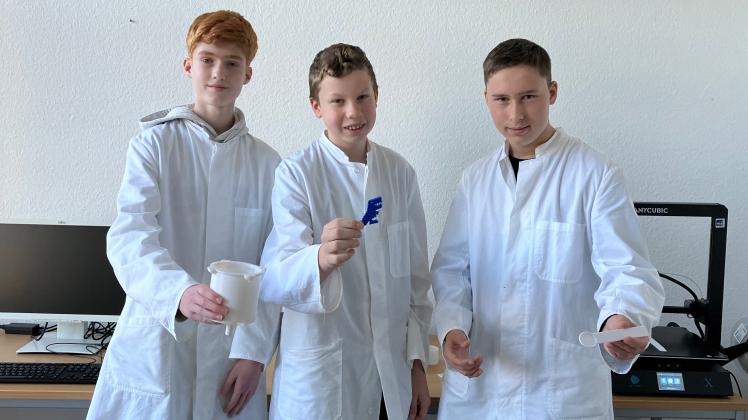 Das Schülerforschungszentrum des TGZ Prignitz startet ihren Betrieb. Die drei jungen Forscher haben in dem Labor ein Fußpflegeprodukt hergestellt. 