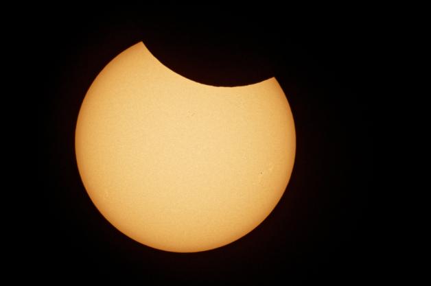 Nur ein kleiner Teil der Sonne wird bei einer teilweisen Sonnenfinsternis vom Mond verdeckt.