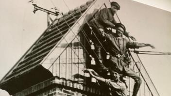 Historische Aufnahme vom Bau des Trafohauses 1921 in Ladelund.