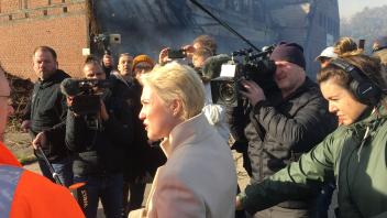Ministerpräsidentin manuela Schwesig vor Ort bei der Brandruine der Flüchtlingsunterkunft nahe Wismar