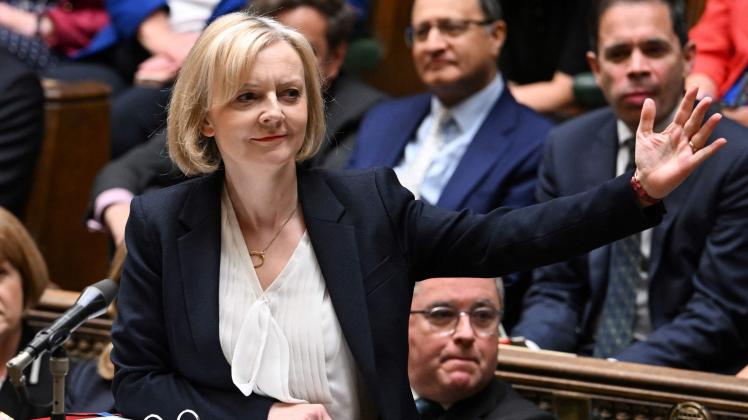 TOPSHOT - A handout photograph released by the UK Parliament shows Britain's Prime Minister Liz Truss speaking during Prime Minister's Questions in the House of Commons in London on October 19, 2022. - Truss is addressing lawmakers in parliament for the first time since abandoning her disastrous tax-slashing economic policies, as she fights for her political life. (Photo by JESSICA TAYLOR / UK PARLIAMENT / AFP) / RESTRICTED TO EDITORIAL USE - NO USE FOR ENTERTAINMENT, SATIRICAL, ADVERTISING PURPOSES - MANDATORY CREDIT " AFP PHOTO / Jessica Taylor /UK Parliament"