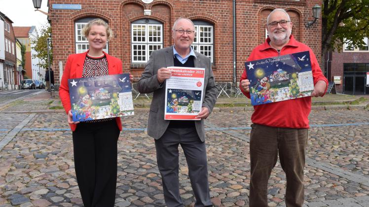Catrin Pannek (RD-Marketing), Walter Preuß (Mitte) und Ralf Böge, beide vom
Förderverein Hospiz, präsentieren die Kalender „De lütte Wiehnacht“.