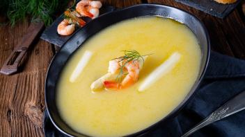 Super delicious asparagus soup with crab and capers . Copyright: xDar1930x Panthermedia26955482