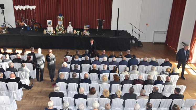 In einer bewegenden Trauerfeier hat sich Warnemünde am Donnerstag von Leuchtturm-Chef Klaus Möller verabschiedet 
