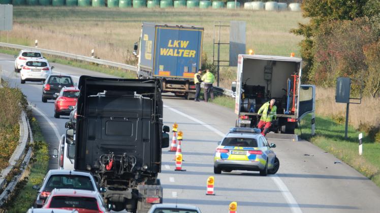 Rund einen Kilometer südlich der Abfahrt Flensburg kollidierten ein Auto und ein Lastwagen miteinander.