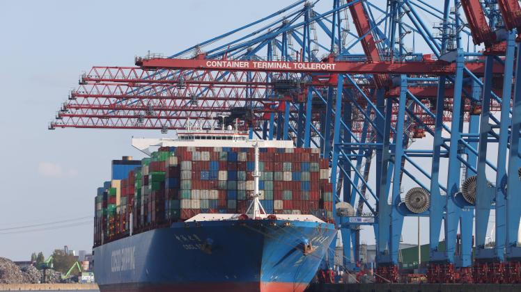 Hamburg Containerschiff CSCL Star der Reederei Cosco Shipping liegt am Kai vom HHLA Container Terminal Tollerort im Ell