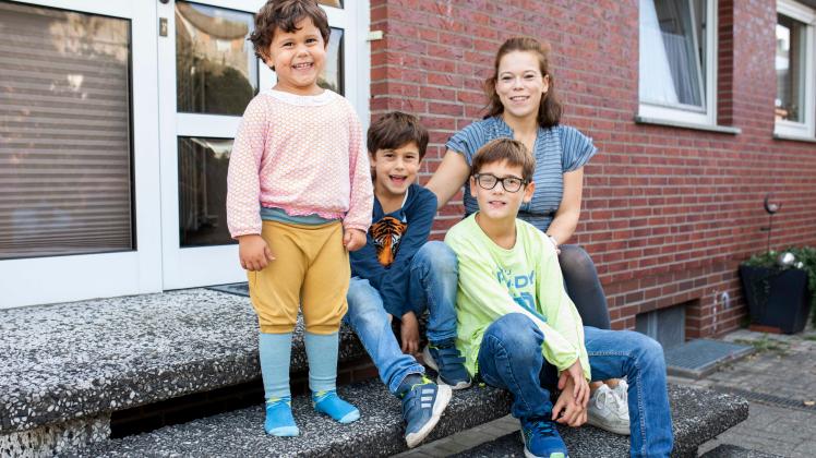 Mama Lia und die Söhne Yves und Teo (grünes Shirt) und Tochter Magali - : Familie Leontarakis sucht via Briefeinwurf eine neue Wohnung in Osnabrück: