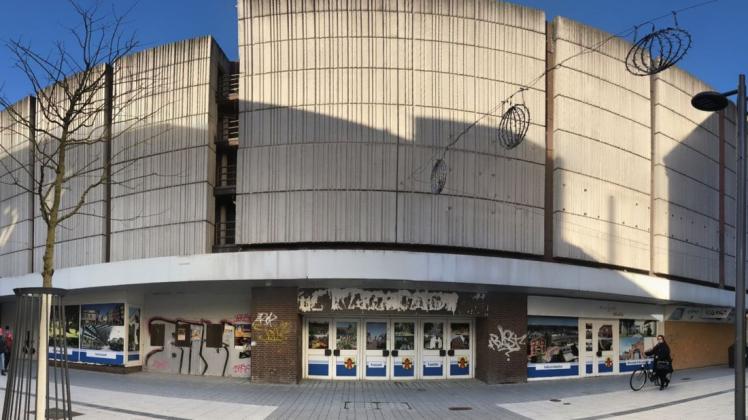 Länger als angekündigt müssen sich die Delmenhorster mit diesem Anblick in der Innenstadt begnügen: Die Hertie-Ruine wird erst später abgerissen als Anfang 2023.