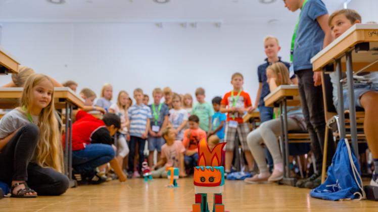Die Schüler beobachten gespannt die tanzenden Roboter beim KinderCampus Lingen