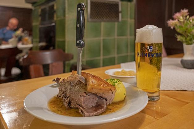 Lecker: Schäufele und Kulmbacher Bier in der Gaststätte ‚‚Zum Petz‘‚.