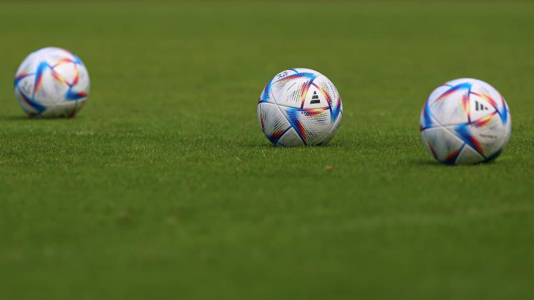 Drei Spielbälle liegen auf dem Spielfeld, Rasen, Gras, Boden, FLYERALARM Frauen-Bundesliga, adidas, Al Rihla, Speedshell