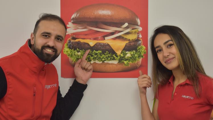 Leiten den neuen Burger Me-Laden auf der Südseite des Rostocker Hauptbahnhofs: das Ehepaar Samira und Dima Stern. 