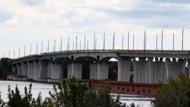 KHERSON, UKRAINE - SEPTEMBER 13, 2022: A view of the Antonivka Road Bridge across the Dnieper River that connects the c