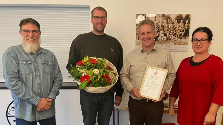 Juror Thomas Gröber (SPD, v.l.,) Andreas Zorn und Thorsten Schneidewind freuen sich über die Auszeichnung von Bürgermeisterin Henriette Krohn mit dem Umweltpreis.
