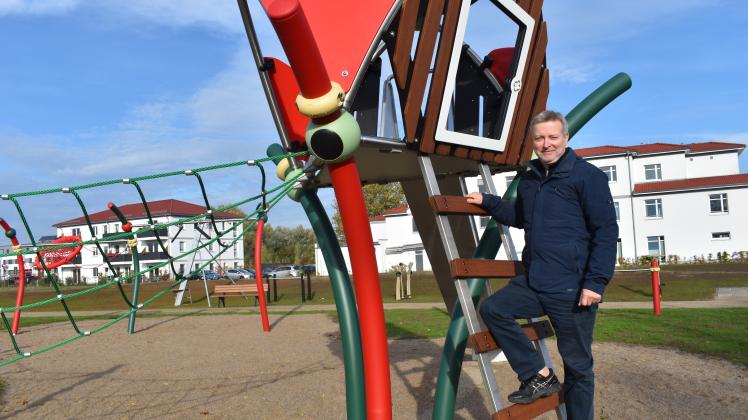 Stolz auf den neuen Bürgerpark mit Mehrgenerationenspielplatz in Sievershagen: Holger Kutschke, Bürgermeister der Gemeinde Lambrechtshagen.