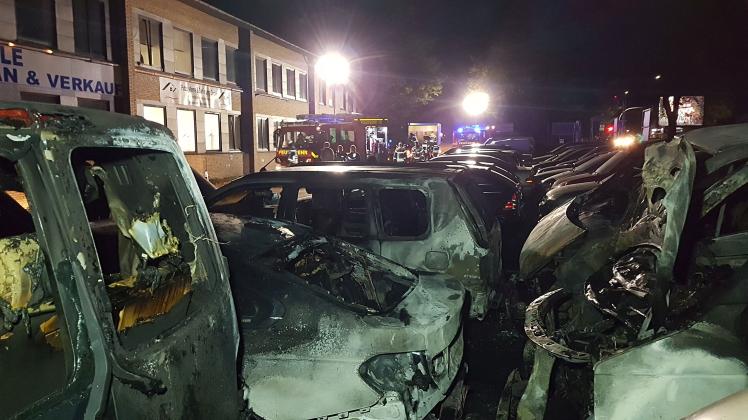 Acht Autos wurden bei einem Feuer auf dem Gelände eines Gebrauchtwagenhandels in Lübeck am Donnerstagabend teils vollständig zerstört. 