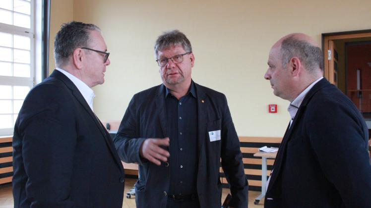 IHK Hauptgeschäftsführer Siegbert Eisenach (l), Christian Jessel, Vorstandsmitglied der Handwerkskammer  (m) und Bürgermeister Thomas Möller (r)