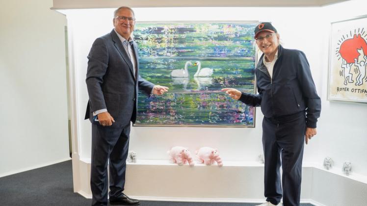 „Peace“ heißt das Bild, das Wolfgang Kaminski (links) und Otto Waalkes zusammen gemalt haben.