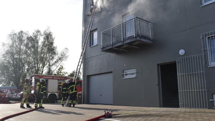 Auf dem neuen Übungsgelände in Rostock-Bramow können Brandmeisteranwärter unter anderem die Brandbekämpfung und Rettung von Menschen üben.