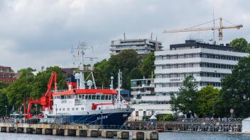Kiel Hafenimpressionen - Das Gebäude von GEOMAR an der Kiellinie, davor das Meeresforschungsschiff ALKOR *** Kiel harbou
